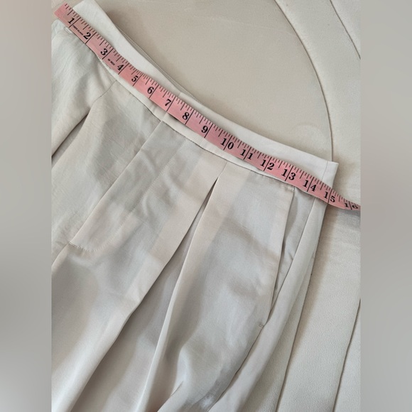 Women’s Banana Republic Wide Leg Satin Cream Pants, size 4 - Picture 9 of 10